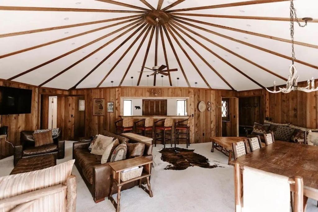 Cabin With Treehouse Views, 3 King Beds, 4 Bunks, And Large Hot Tub! Gatlinburg Ngoại thất bức ảnh