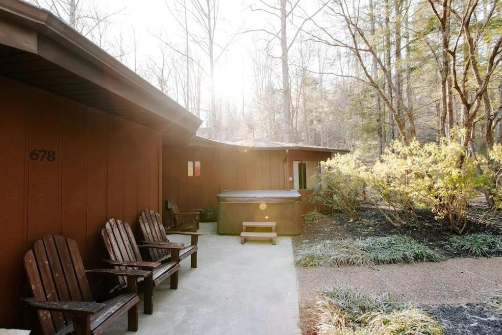 Cabin With Treehouse Views, 3 King Beds, 4 Bunks, And Large Hot Tub! Gatlinburg Ngoại thất bức ảnh