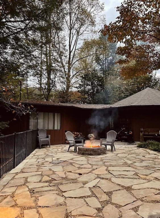 Cabin With Treehouse Views, 3 King Beds, 4 Bunks, And Large Hot Tub! Gatlinburg Ngoại thất bức ảnh