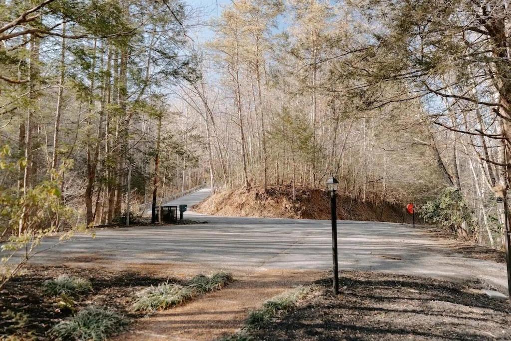 Cabin With Treehouse Views, 3 King Beds, 4 Bunks, And Large Hot Tub! Gatlinburg Ngoại thất bức ảnh