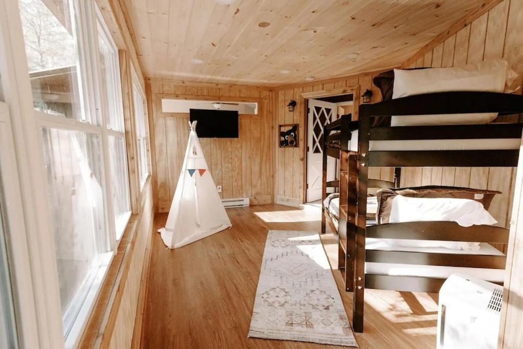 Cabin With Treehouse Views, 3 King Beds, 4 Bunks, And Large Hot Tub! Gatlinburg Ngoại thất bức ảnh