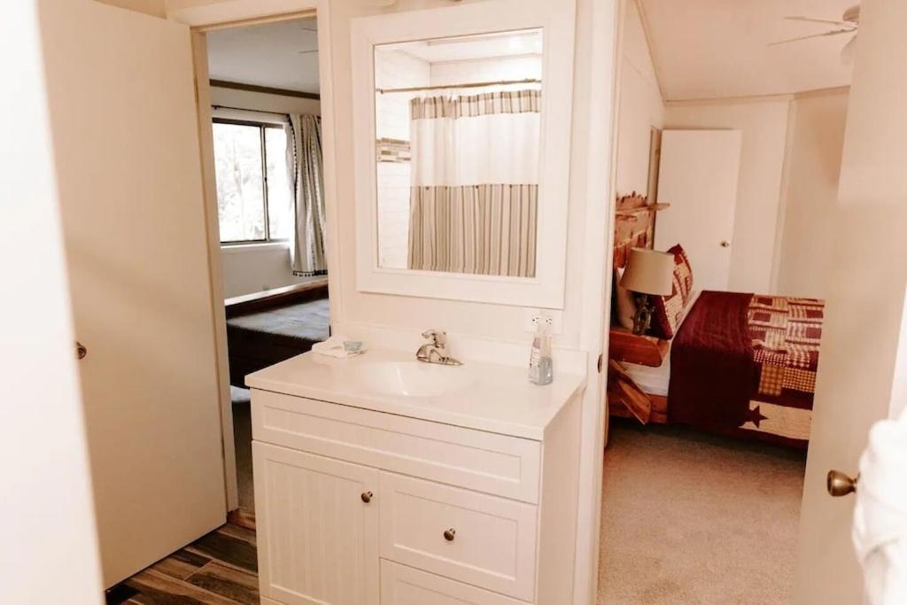 Cabin With Treehouse Views, 3 King Beds, 4 Bunks, And Large Hot Tub! Gatlinburg Ngoại thất bức ảnh