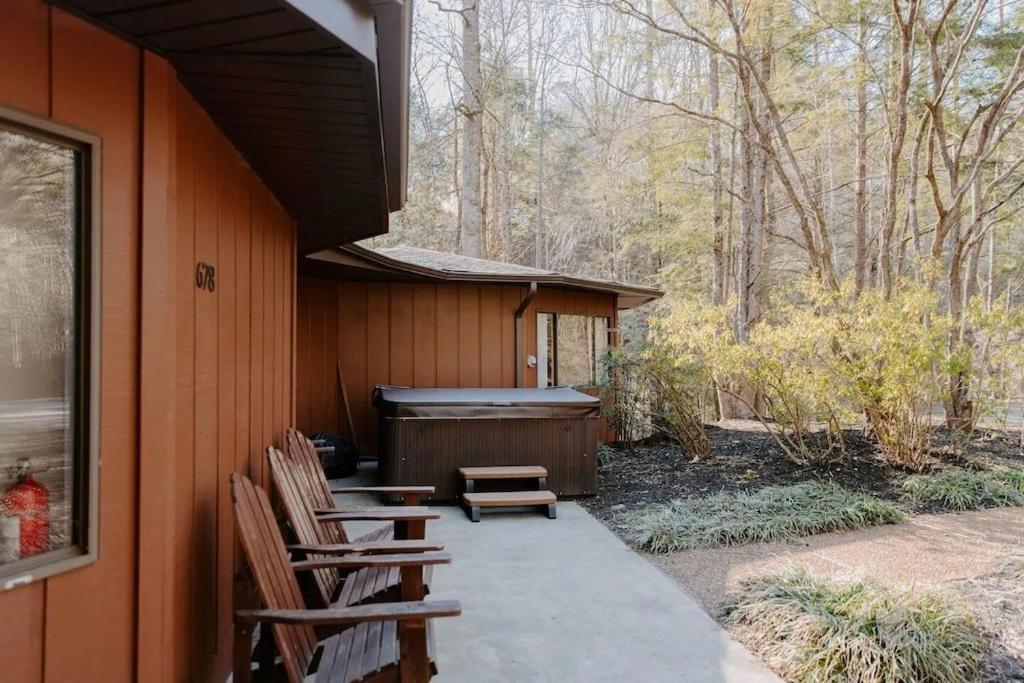 Cabin With Treehouse Views, 3 King Beds, 4 Bunks, And Large Hot Tub! Gatlinburg Ngoại thất bức ảnh
